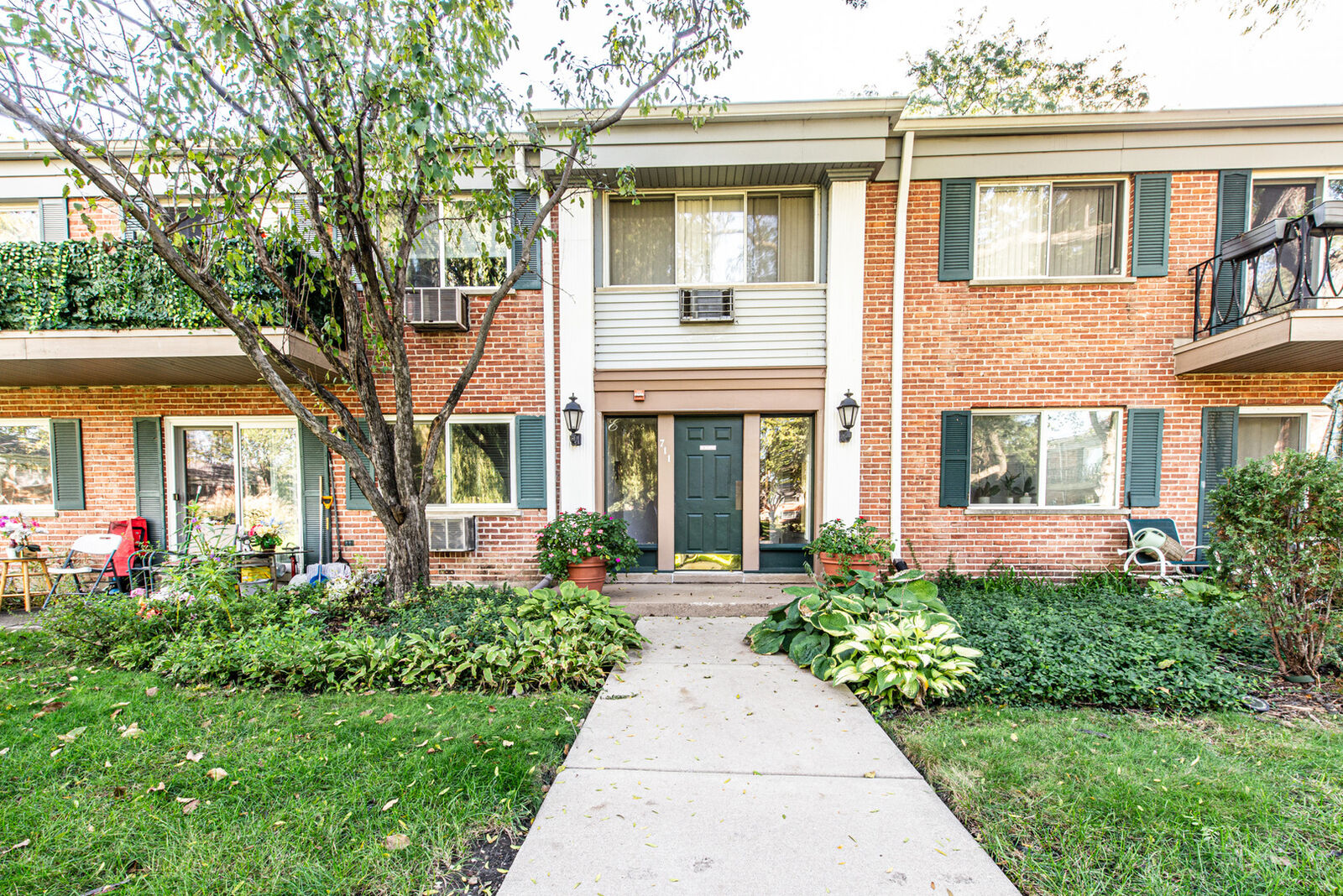 Property Photo:  711 E Falcon Drive 101  IL 60005 