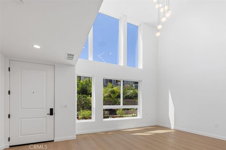 Property Photo:  176 N Catalina Avenue 103  CA 91106 