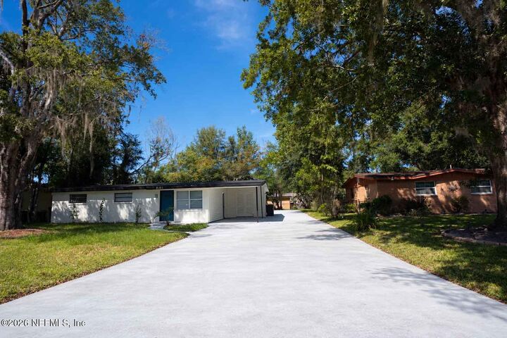 Property Photo: 5201 Locksley Avenue FL 32208