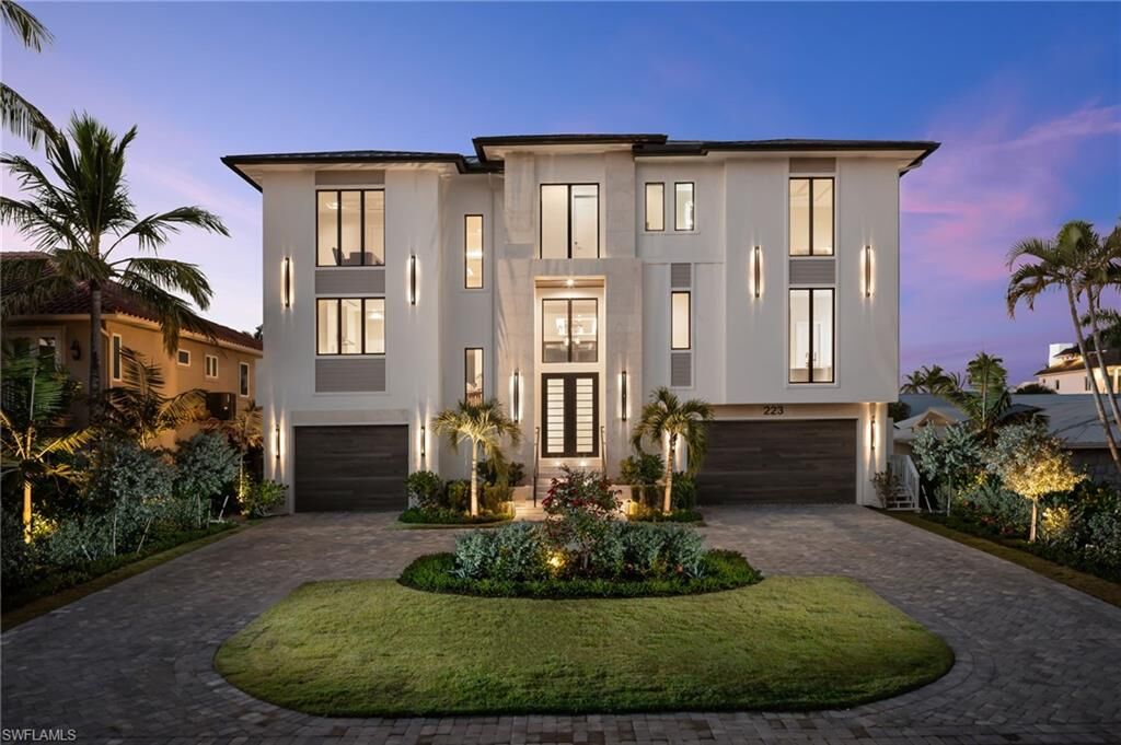 Property Photo: 223 Bayview Ave FL 34108