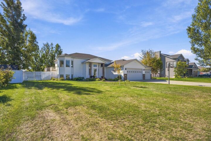 Property Photo: 433 Prescott Lane ND 58078
