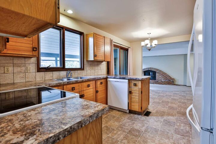 Property Photo:  6 Temple Boulevard W  AB T1K 4T5 