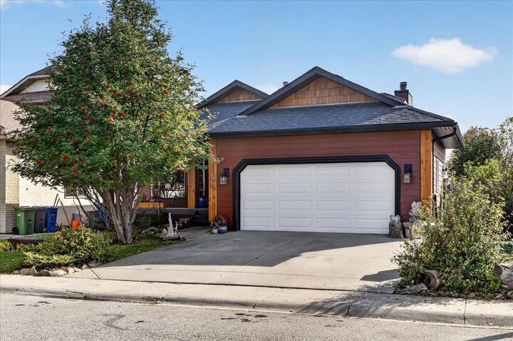 Property Photo:  5 Sunset Crescent  AB T1S 1M6 