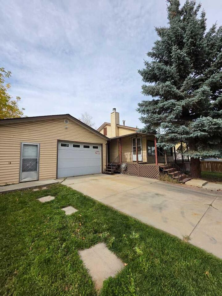 Property Photo:  3819 1 Street NE  AB T2E 3E1 