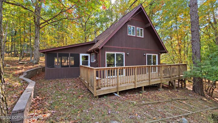 Property Photo:  1095 Deer Run E  PA 18324 