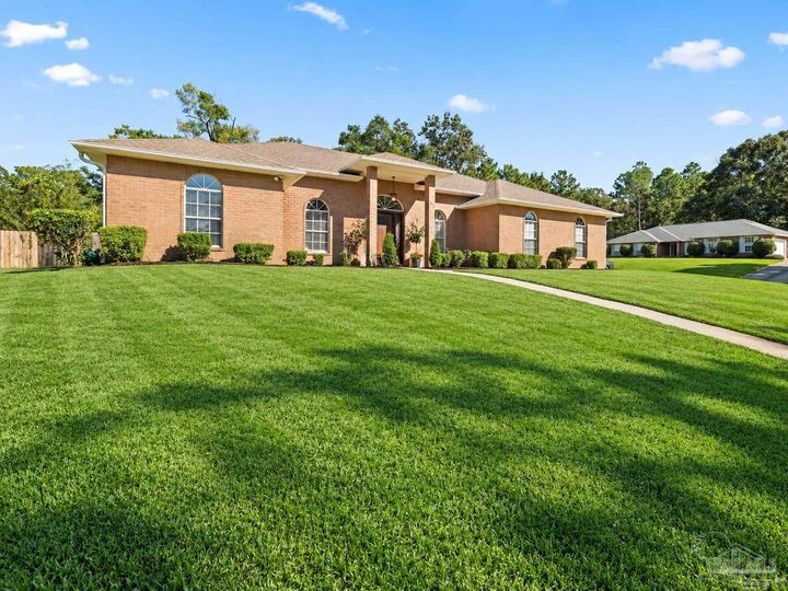 Property Photo: 3000 Ashbury Ln FL 32533