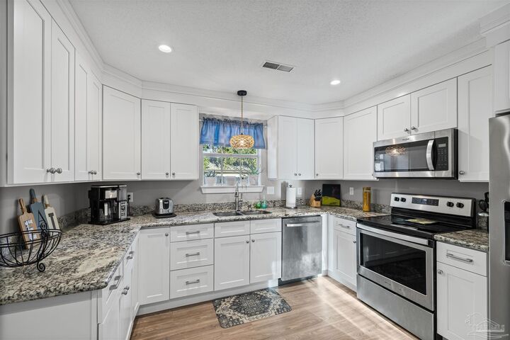 Property Photo: 405 Poinciana Dr FL 32561