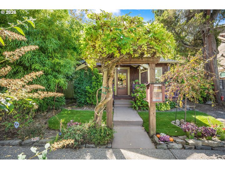 Property Photo:  5034 N Girard St  OR 97203 