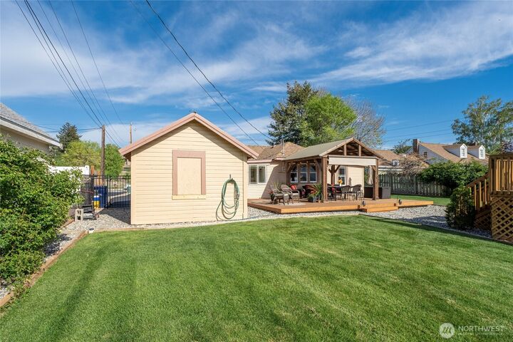 Property Photo:  1104 N Baker  WA 98802 