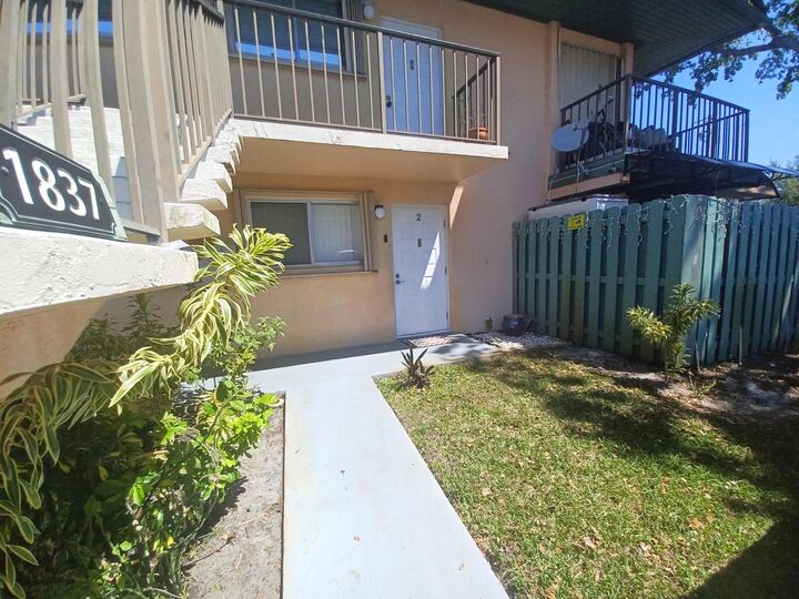 Property Photo:  1837 Fairview Villas Drive 2  FL 33406 