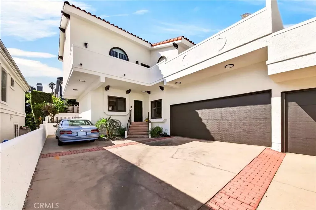 Property Photo: 2402 Clark Lane B CA 90278