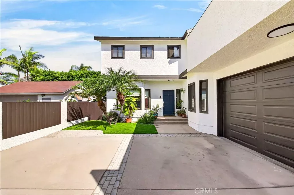 Property Photo: 2405 Clark Lane B CA 90278