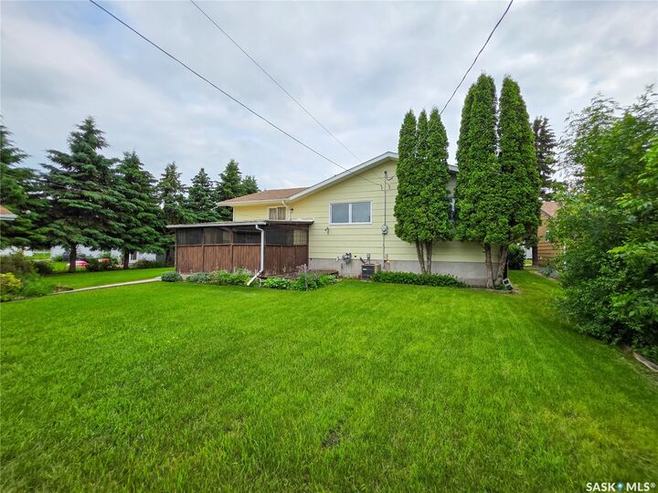 Property Photo:  618 4th Avenue W  SK S0A 2P0 