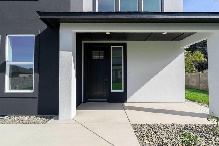 Property Photo:  1056 N Grant Pl  WA 99336 