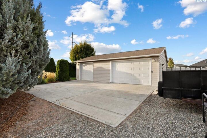 Property Photo:  8211 Snoqualmie Dr  WA 99301 
