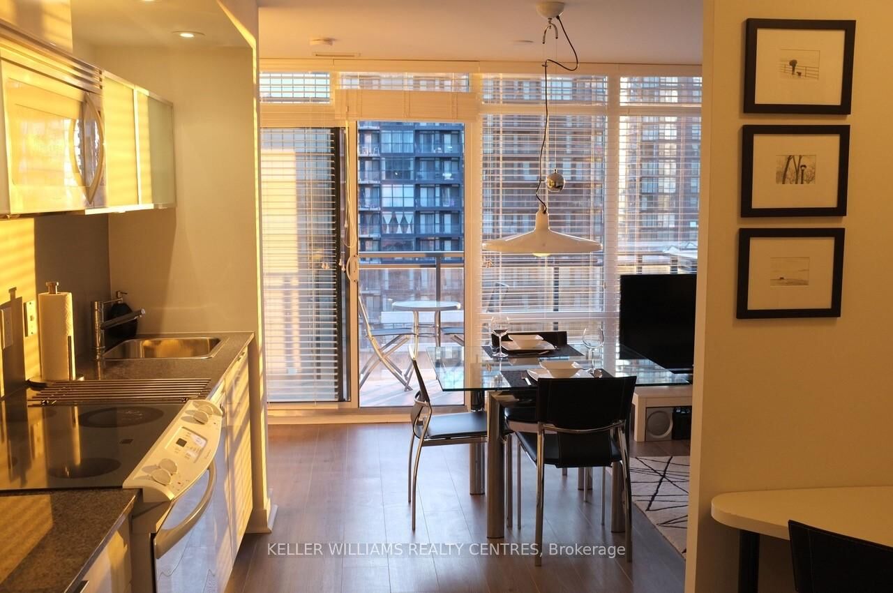 Property Photo:  4 K Spadina Avenue E 1220  ON M5V 3Y9 