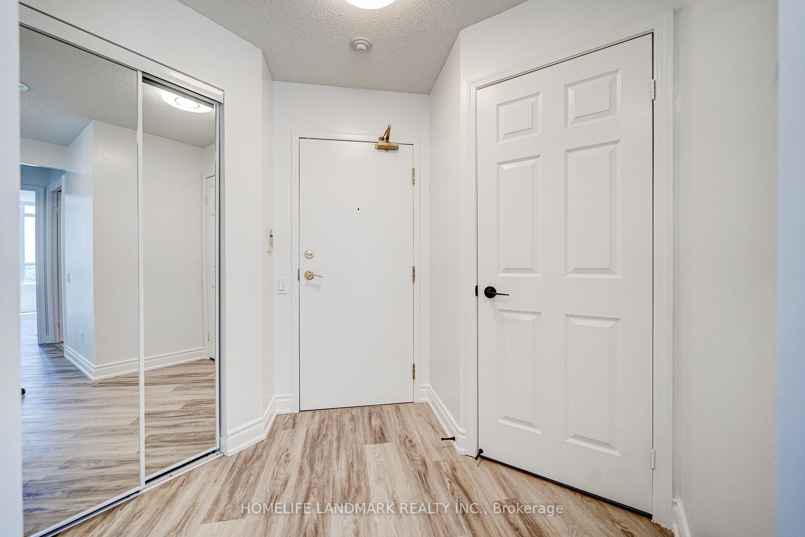 Property Photo: 8 Hillcrest Avenue 1006 ON M2N 6Y6