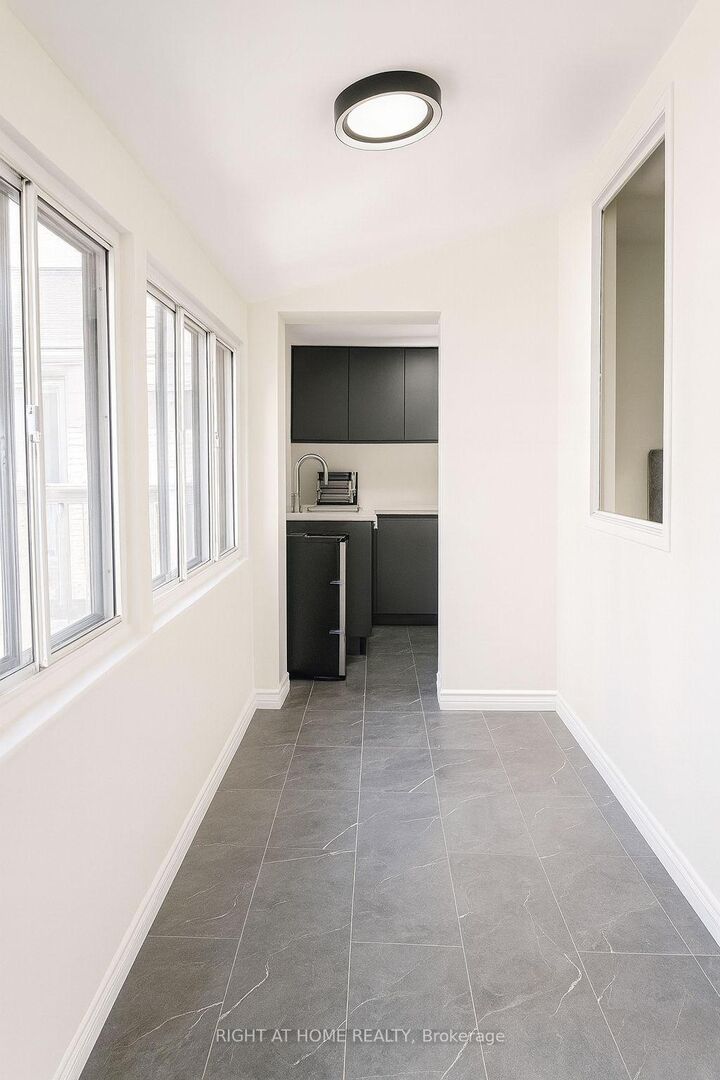 Property Photo:  198-200 Queen Street W 204  ON M5V 1Z2 