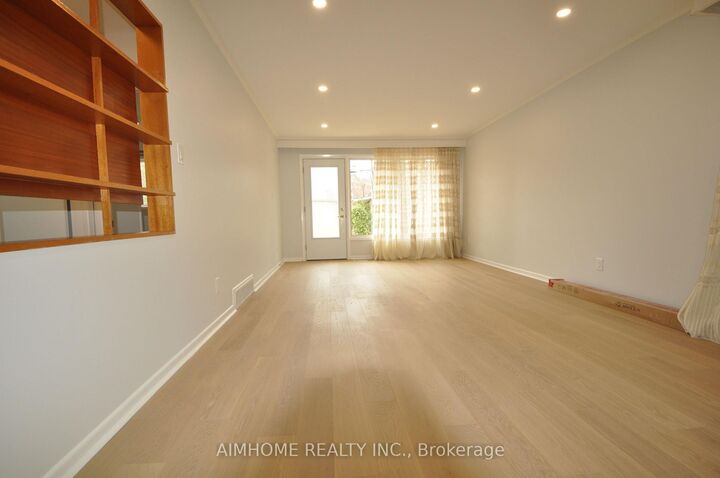 Photo de la propriété:  14 Dukinfield Crescent 2  ON M3A 2S1 
