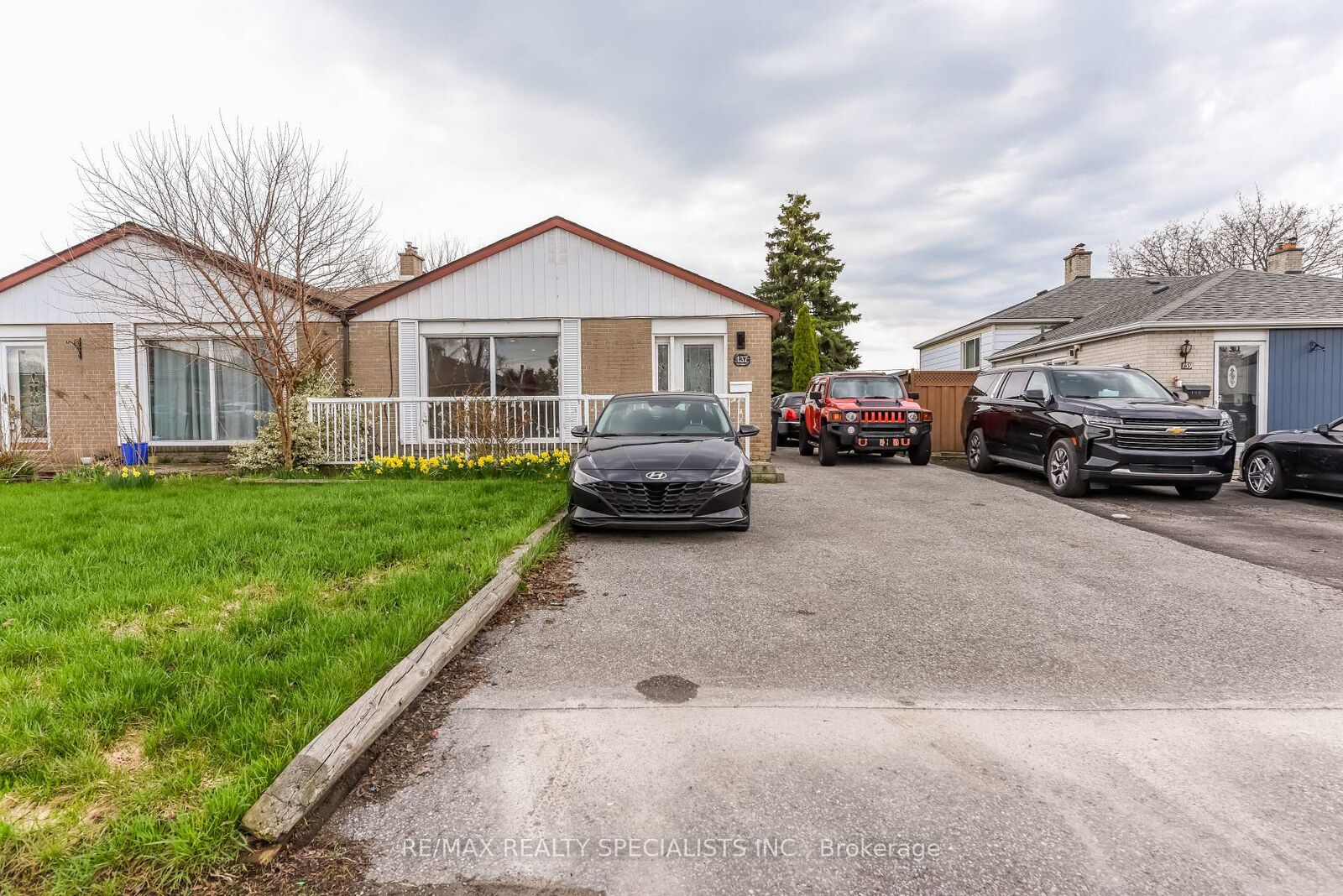 Property Photo:  137 Avondale Boulevard Upper Portion  ON L6T 1H5 