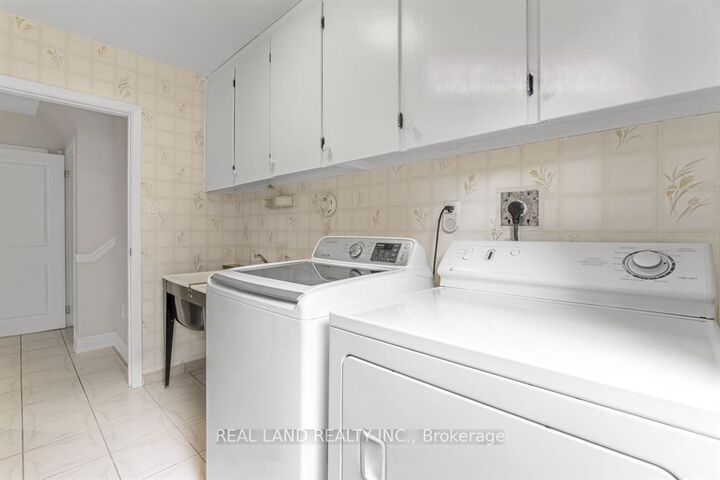 Property Photo:  360 Chantenay Drive Lower  ON L5A 1E7 