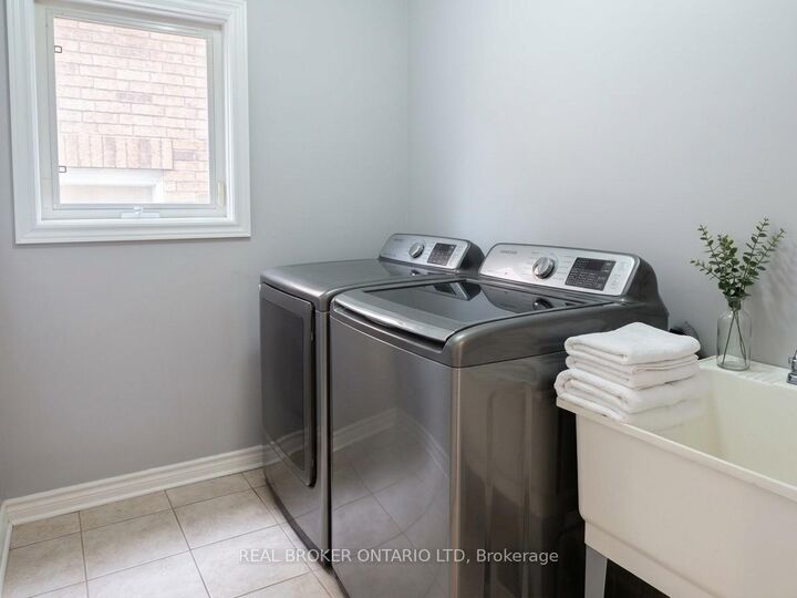 Property Photo:  88 Sir Jacobs Crescent (Main)  ON L7A 3T5 