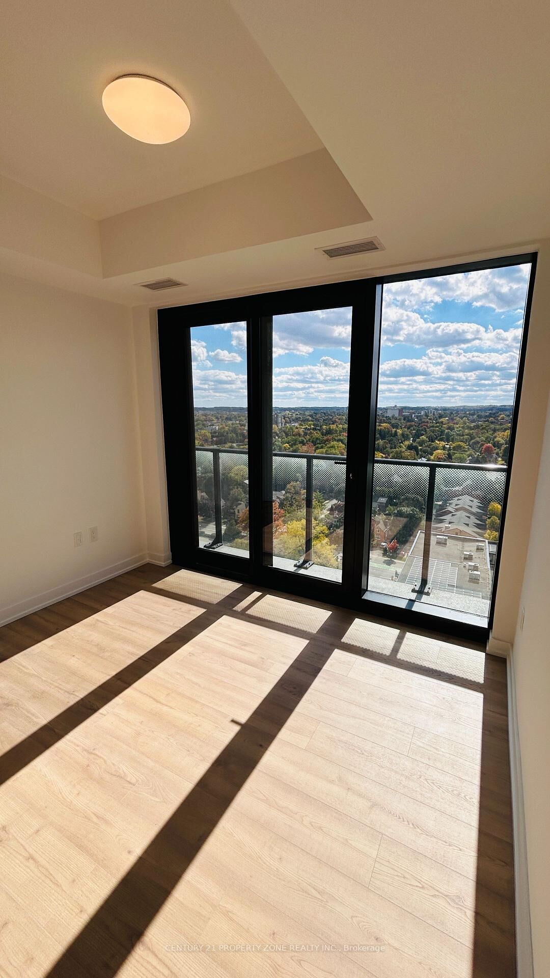 Property Photo:  30 Francis Street S 1802  ON N2G 1H7 