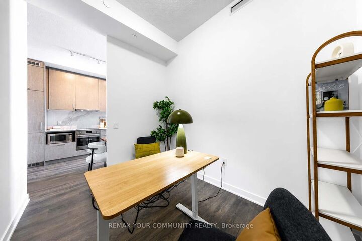 Property Photo:  60 Honeycrisp Crescent 917  ON L4K 0N5 