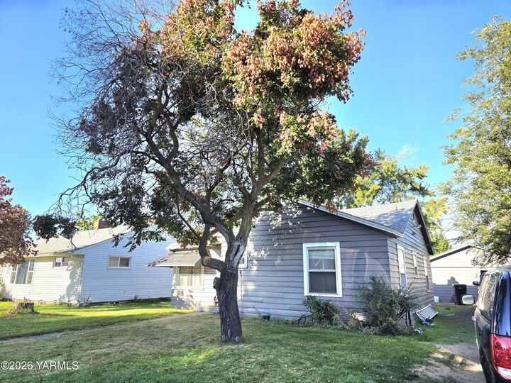 Property Photo: 1406 S 5th Ave WA 98902