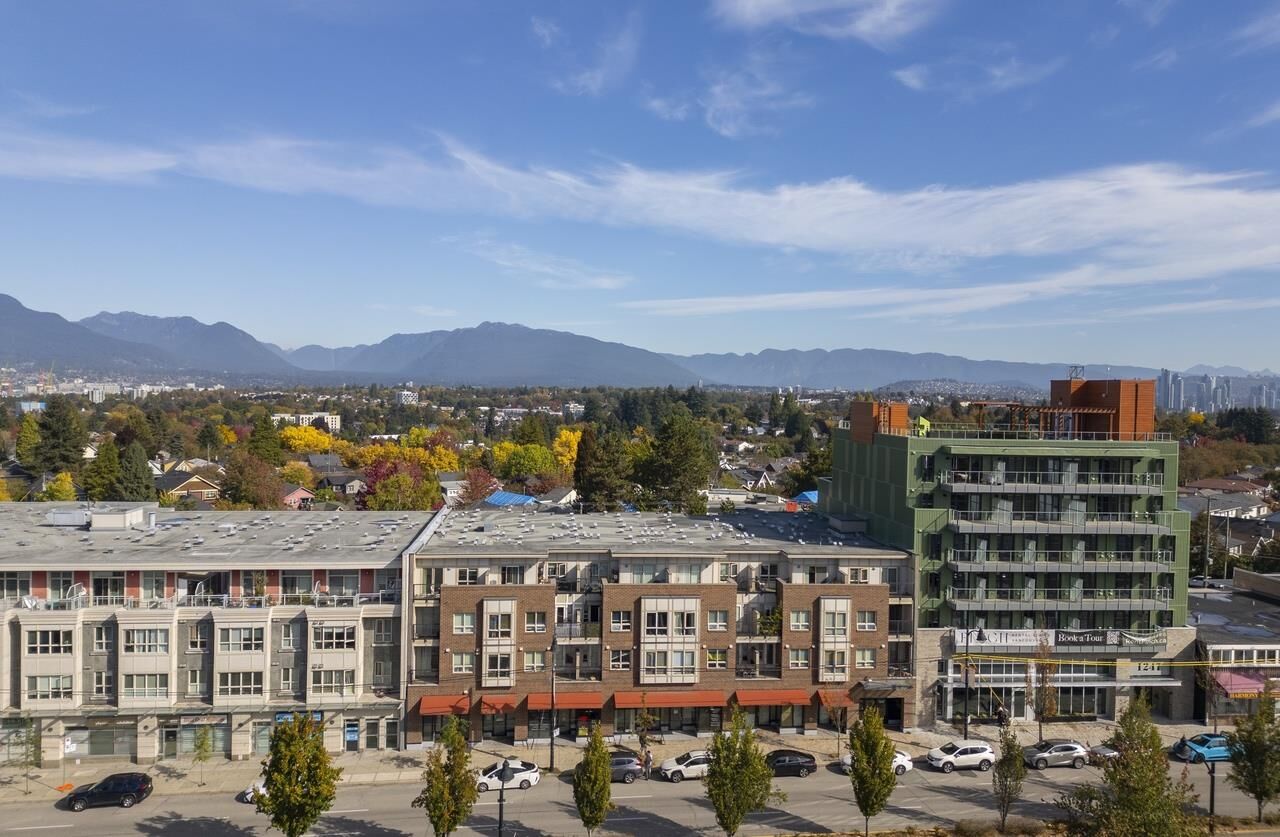 Property Photo:  1239 Kingsway Ph7  BC V5V 3E2 