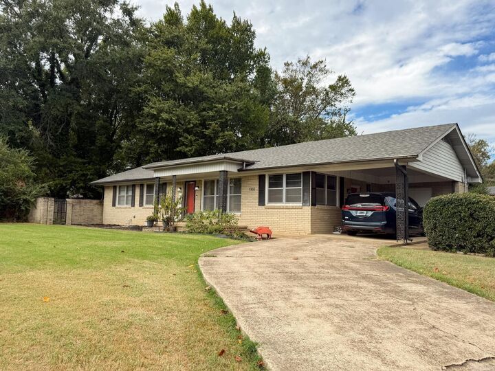 Property Photo: 1302 Walnut Street AR 71923
