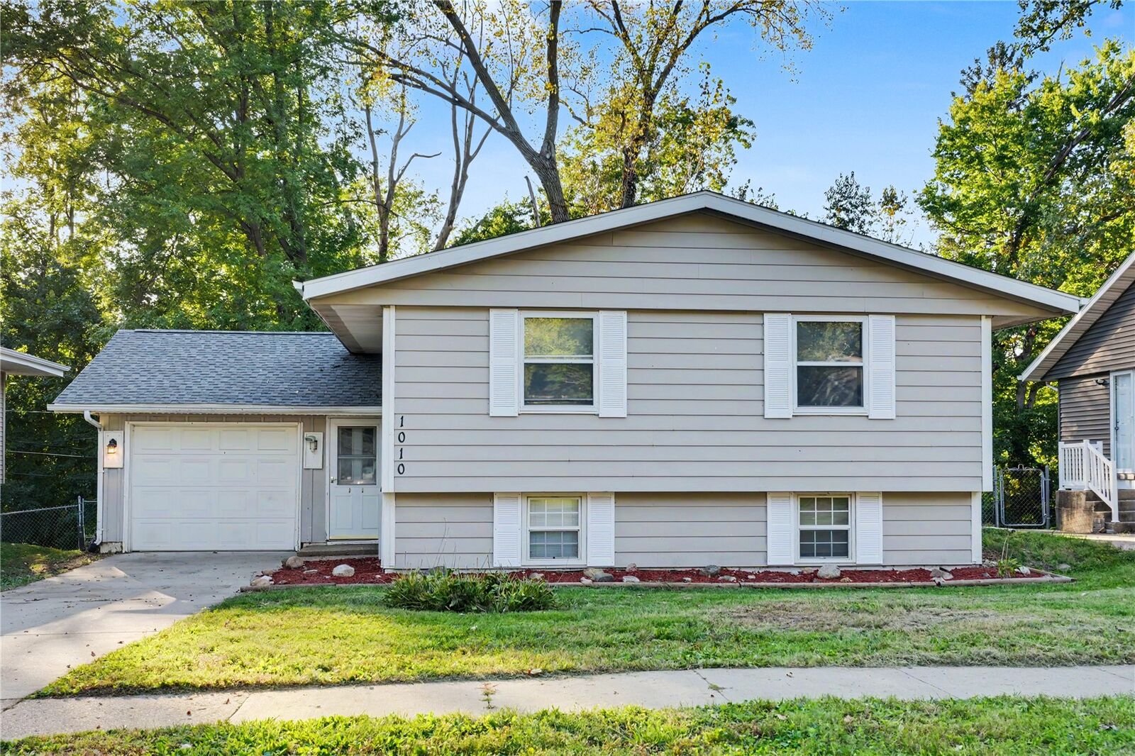 Property Photo:  1010 Pawnee Dr NW  IA 52405 
