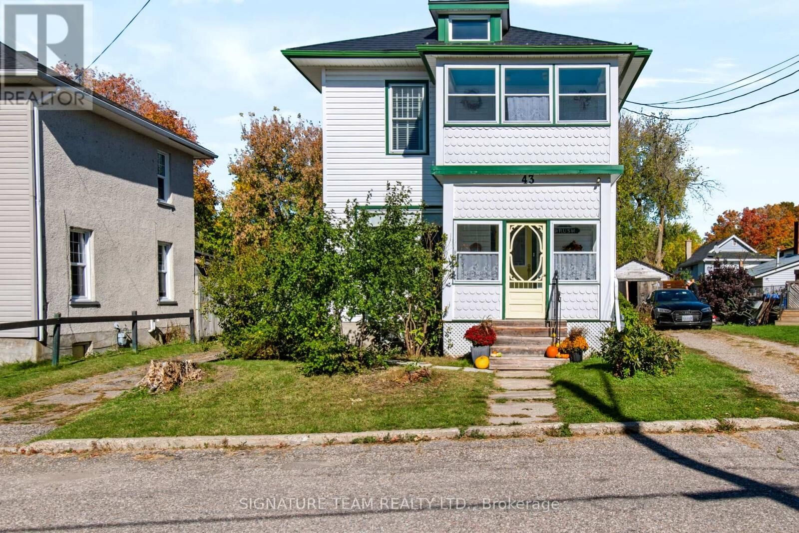 Property Photo:  43 Bank Street South  ON K7V 2E5 