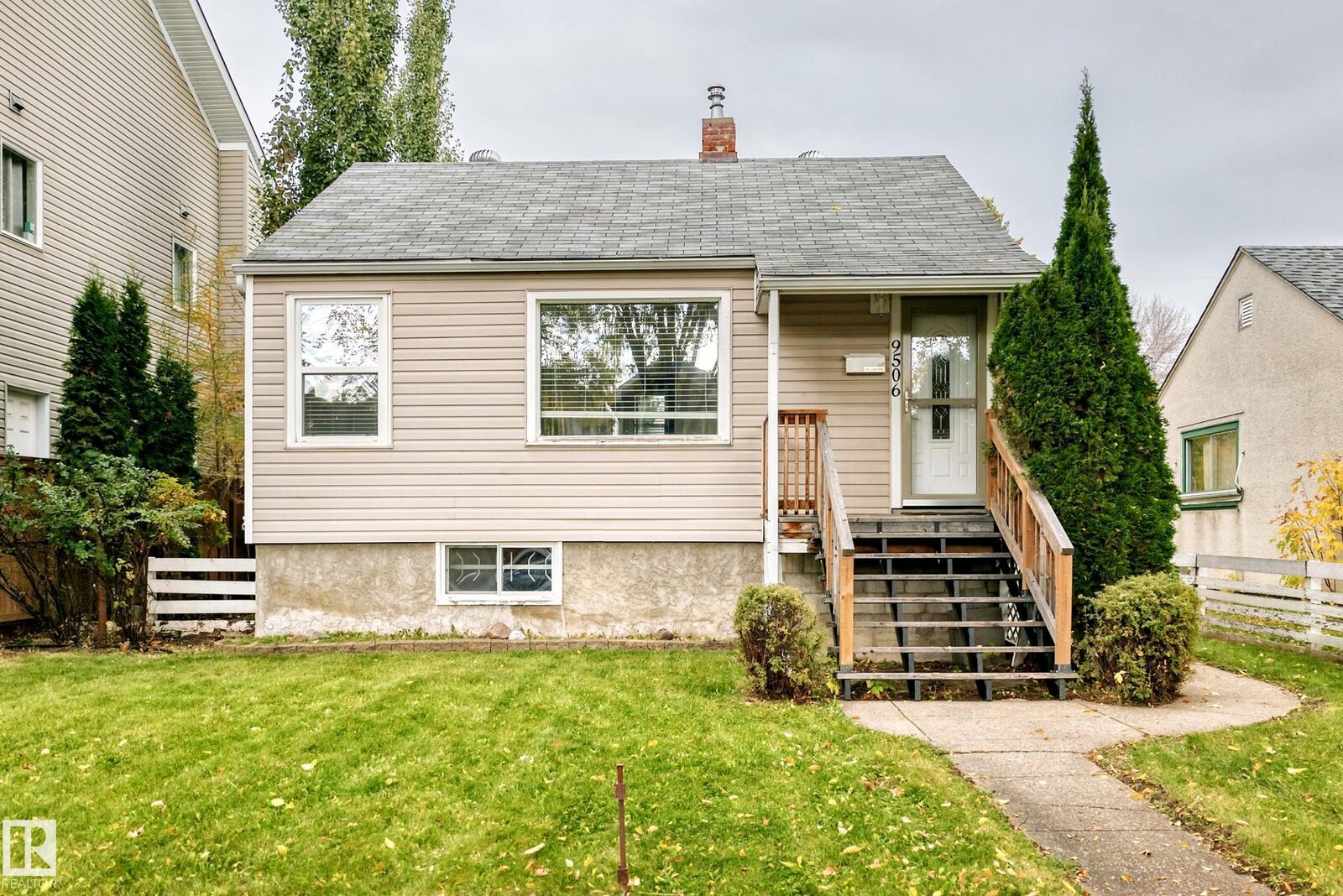 Property Photo:  9506 72 Avenue NW  AB T6E 0Y4 