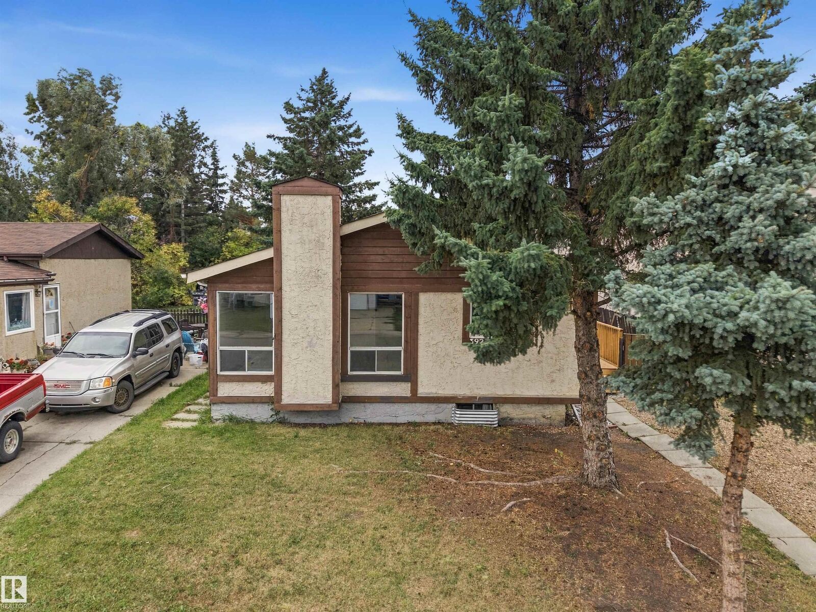 Property Photo:  3927 22 Avenue NW  AB T6L 4M1 
