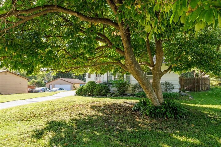 Property Photo: 701 E Rose Avenue IA 50315