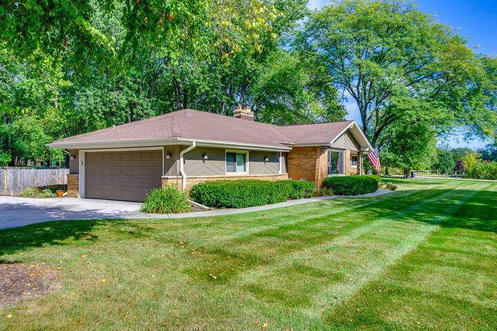 Property Photo:  2820 W St James Ln  WI 53092 