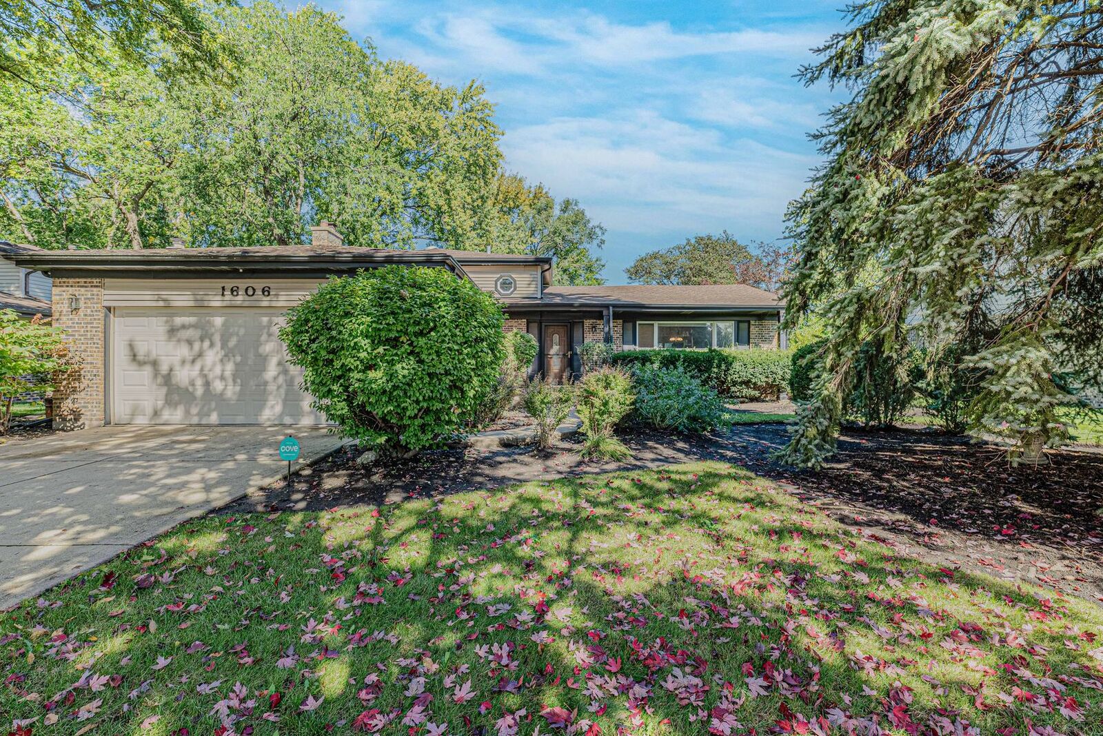 Property Photo: 1606 E Waverly Court IL 60004