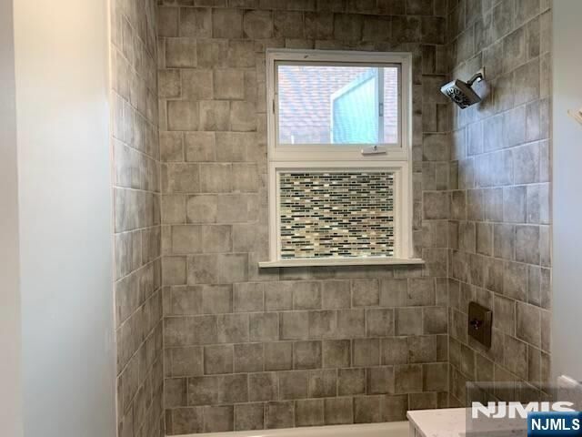 Property Photo:  19 4th Street 1R  NJ 07031 