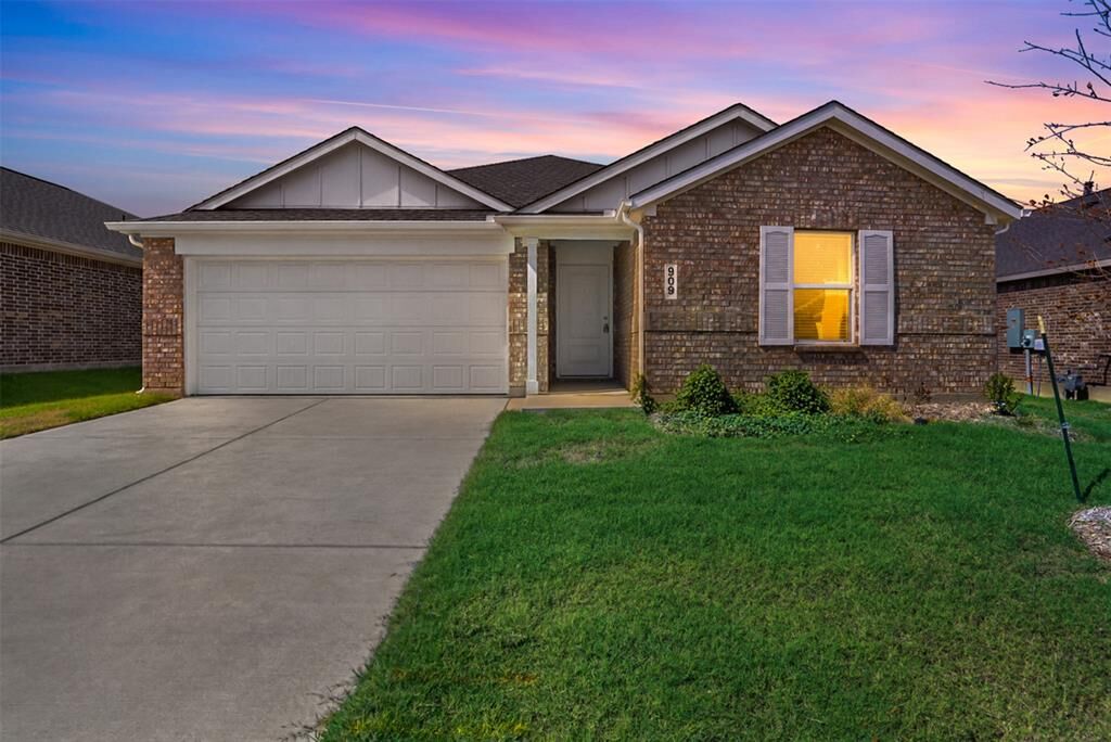 Property Photo:  909 Cole Street  TX 75459 