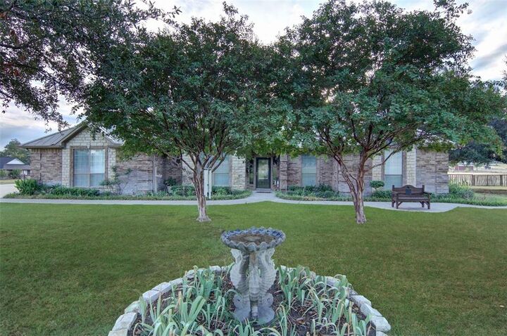 Property Photo: 272 Edward Farris Road TX 76085