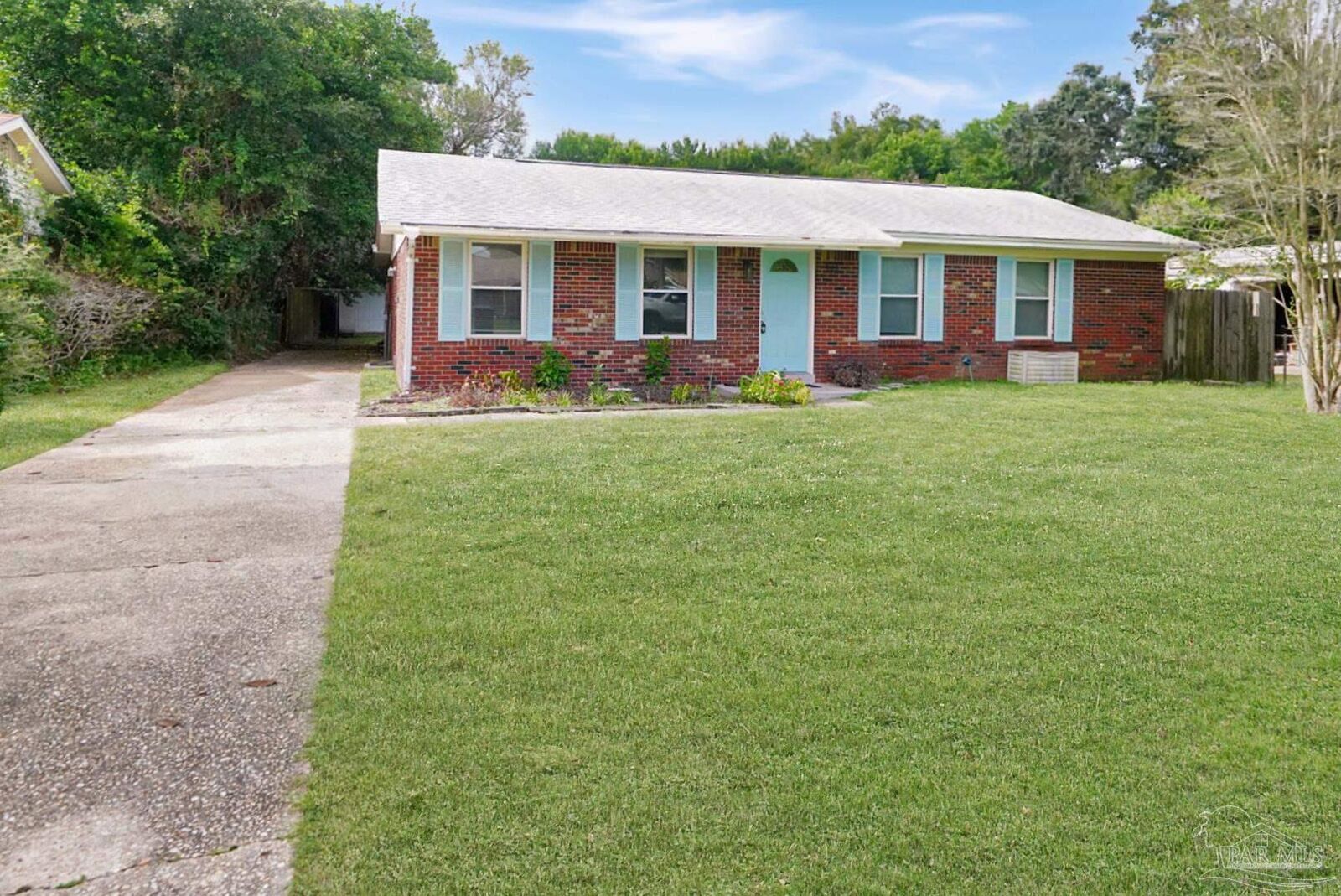 Property Photo: 421 Seamarge Ln FL 32507