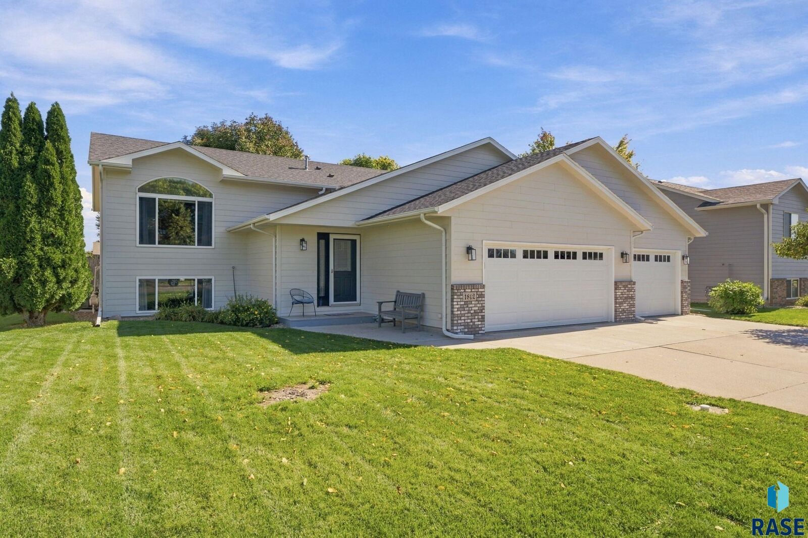 Property Photo:  1812 S Monticello Ave  SD 57106 