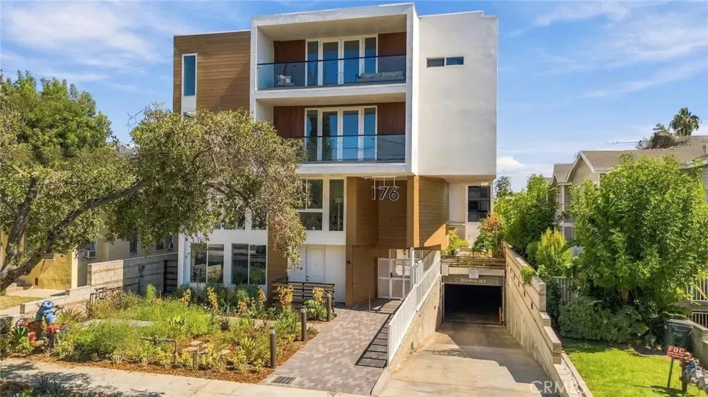 Property Photo: 176 N Catalina Ave 102 CA 91106