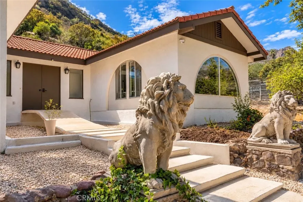 Property Photo:  864 W Carlisle Road  CA 91361 
