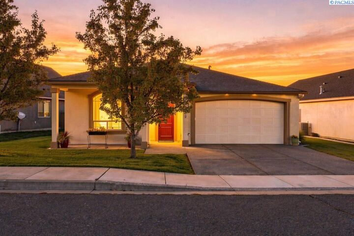 Property Photo:  2662 Eaglewatch Lp  WA 99354 