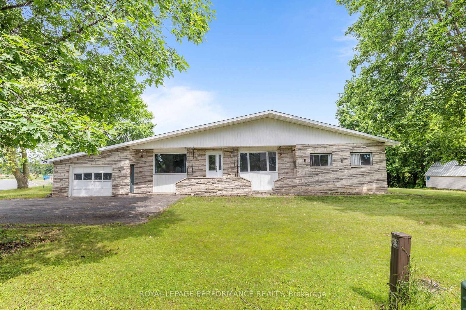 Property Photo:  438 Voyageur Place  ON K0A 1W0 
