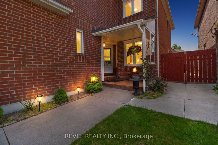 Property Photo:  1263 Bantham Street  ON L5V 1Y8 