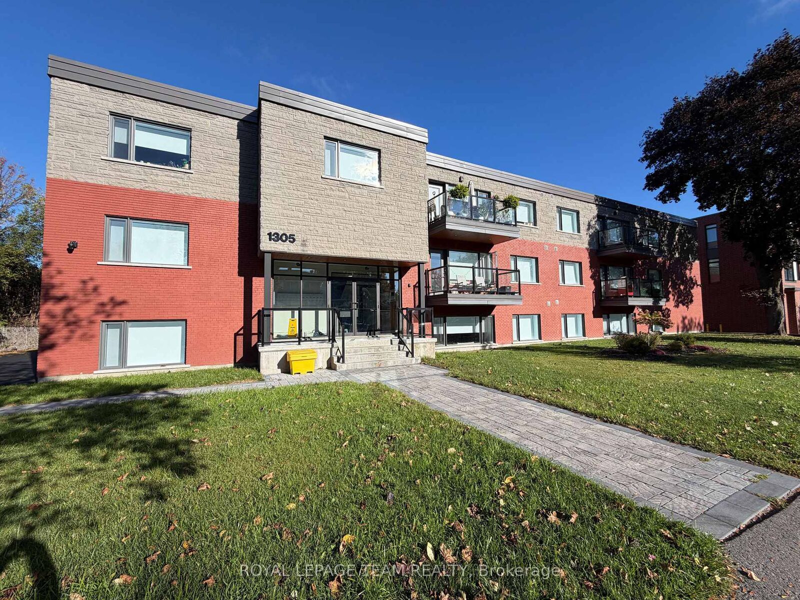 Property Photo:  1305 Summerville Avenue 204  ON K1Z 8G7 