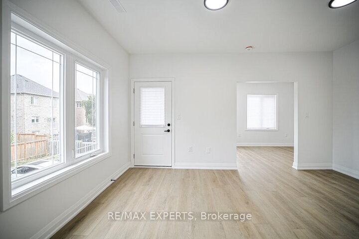 Property Photo: 426 Veterans Drive 4 ON L4N 9G9